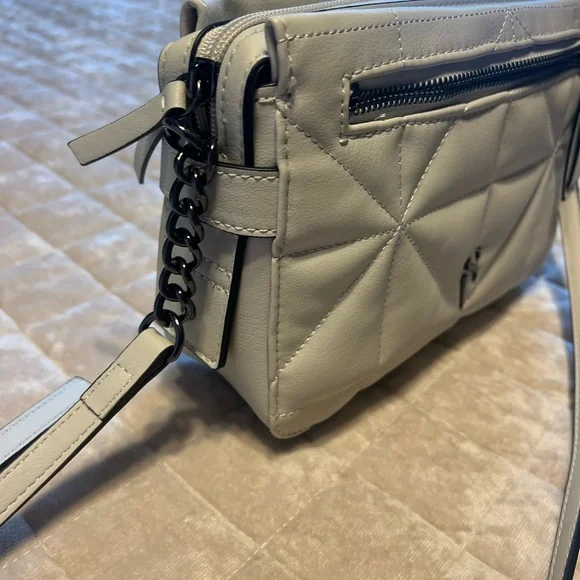Vera Wang light gray crossbody - Picture 2 of 7